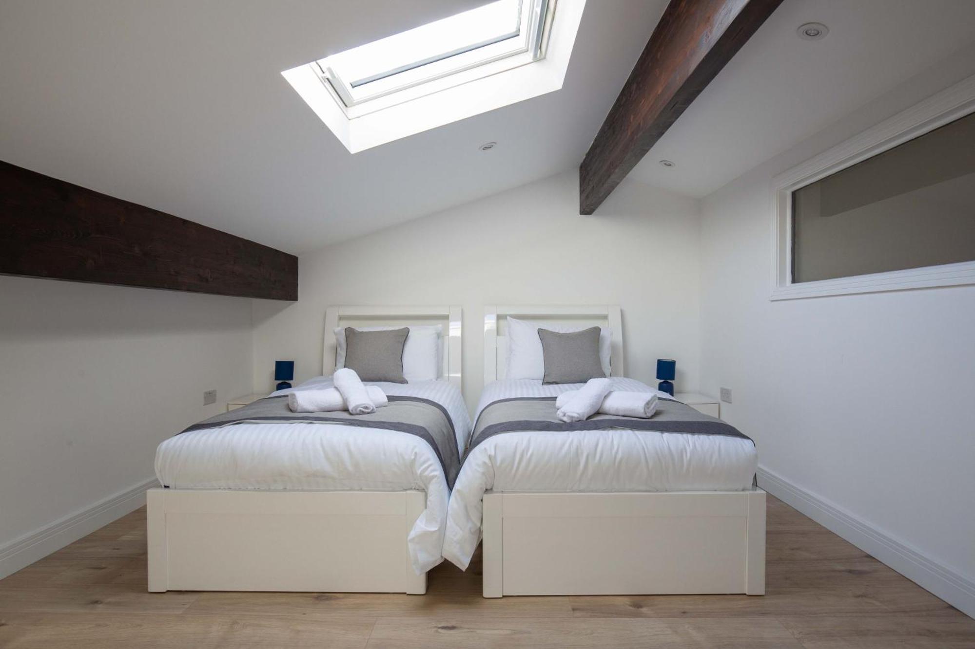 Aintree Cottage Сайърънсестър Екстериор снимка
